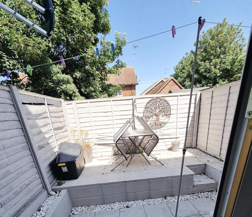 Entire Apartment With Sun Filled Private Garden Margate Exterior foto